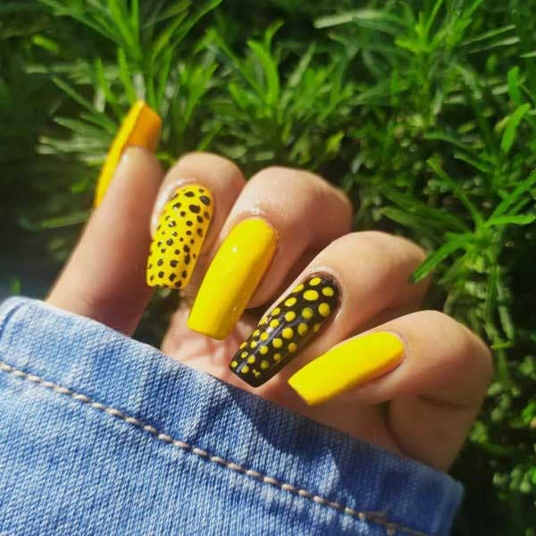 Du nail art sur des ongles jaunes