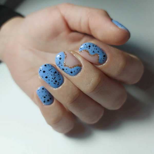 Du nail art sur des ongles bleus