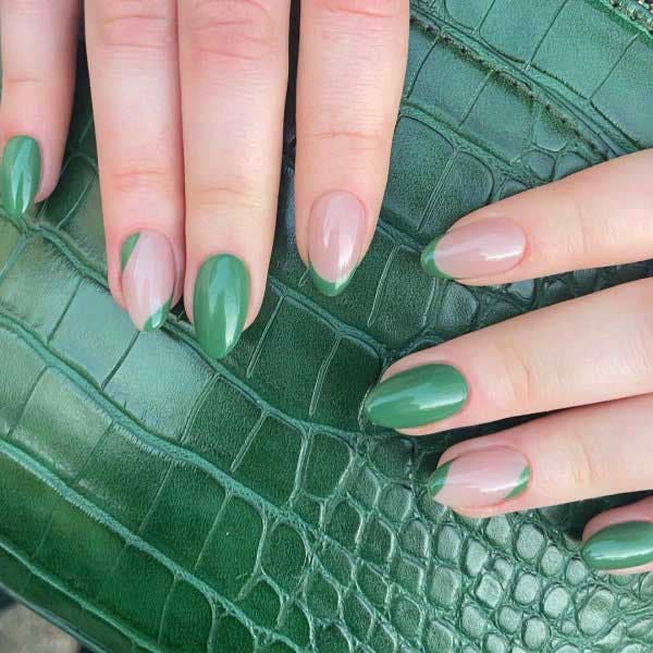 Nail art sur des ongles verts foncés