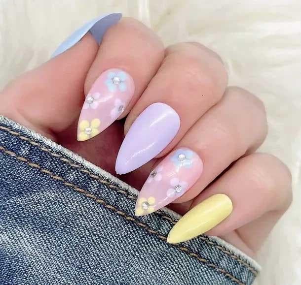 Nail art sur des ongles pastel