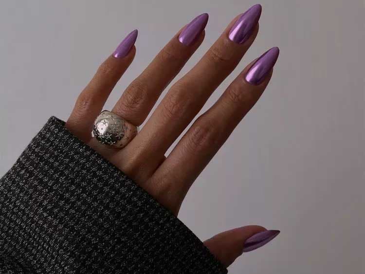 Des ongles couleur lavande avec un effet chrome