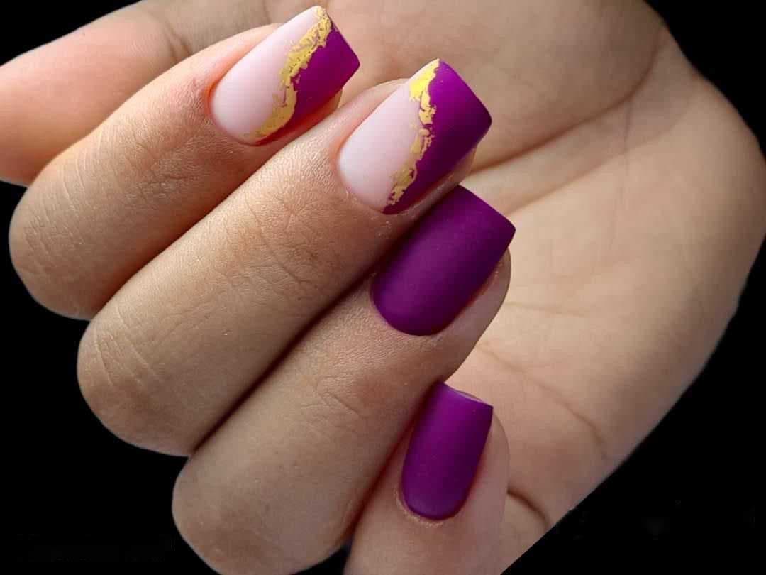 Du nail art sur des ongles violets mats