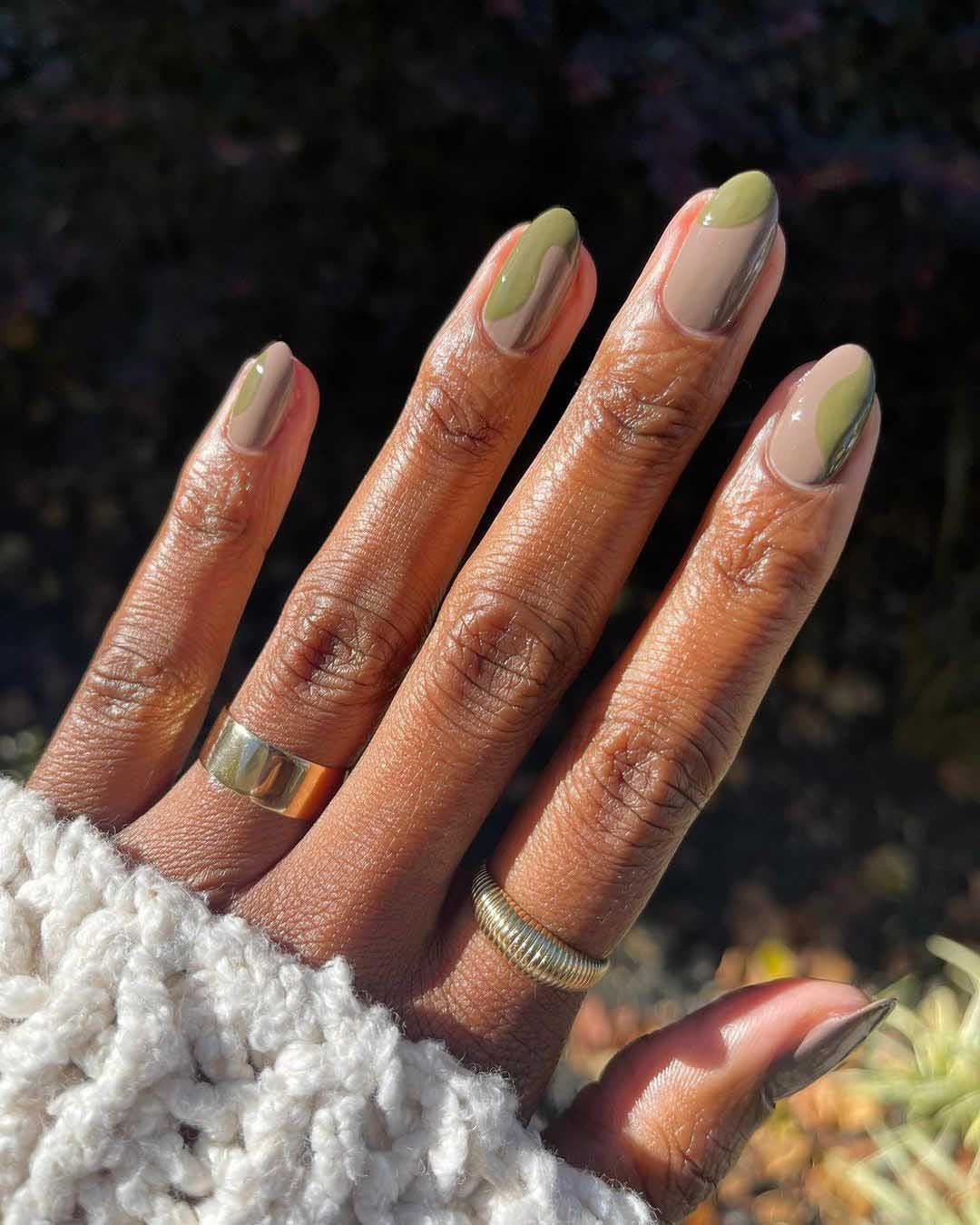 Nail art sur des ongles verts olive