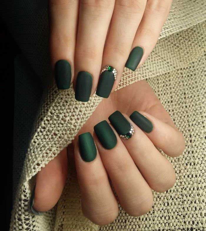 Ongles vernis en vert kaki