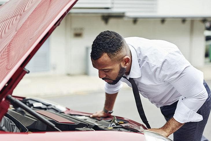 Ouvrir le capot de la voiture pour s’assurer que tout va bien - source : spm