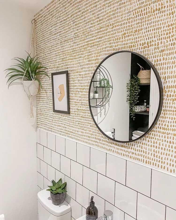 Du papier peint dans la salle de bain