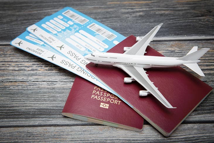 Passeports avec billets d’avion – source : spm