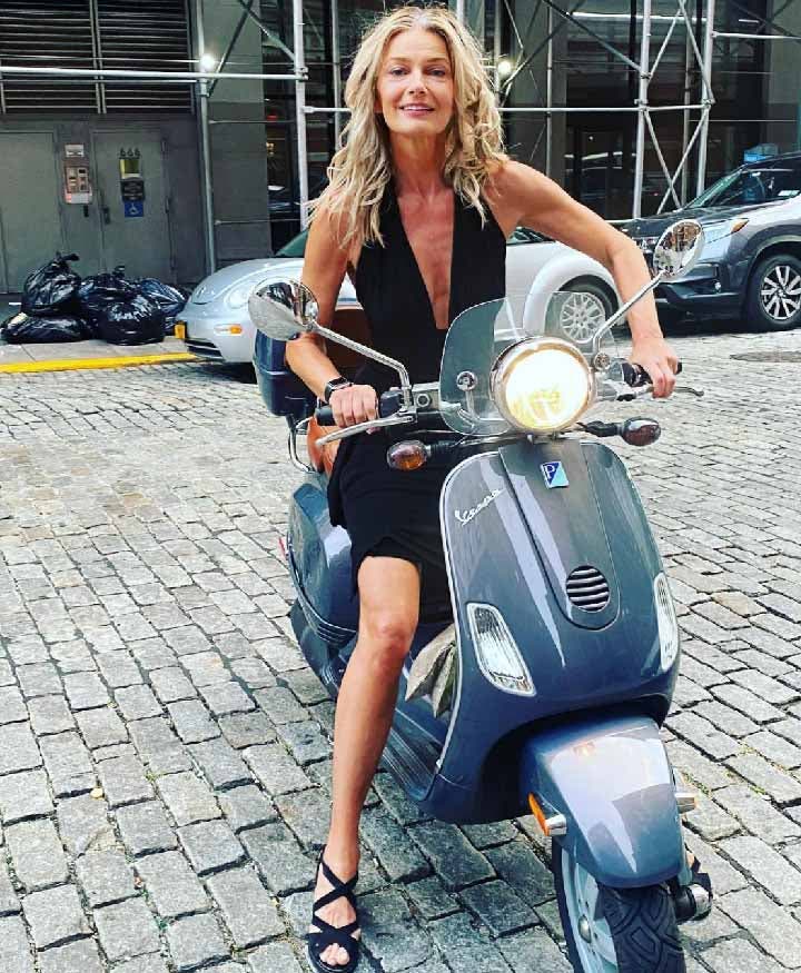Paulina Porizkova dans sa moto