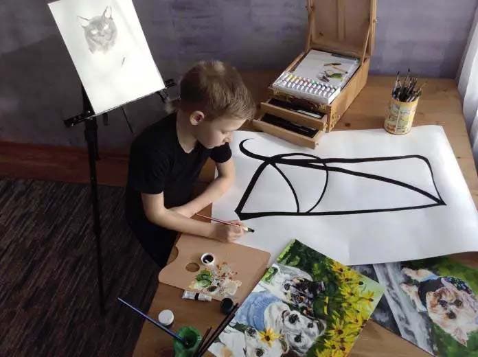 Pavel en train de dessiner