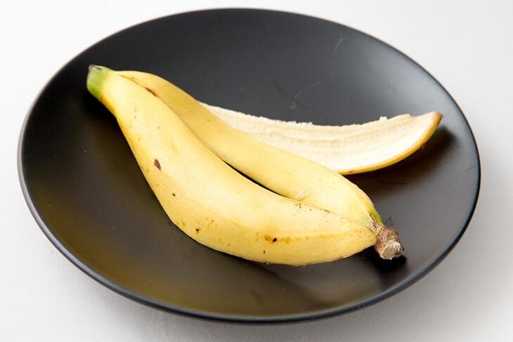 Buccia di banana su un piatto