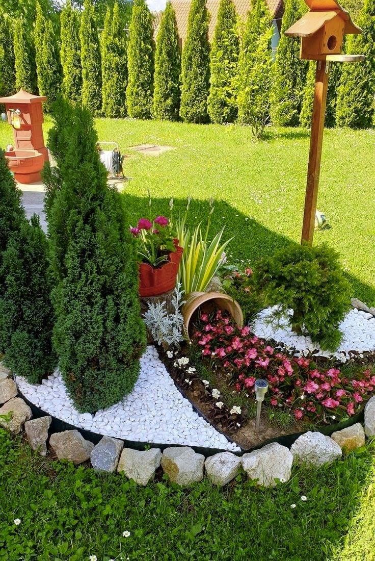 Petit jardin avec bordure de jardin flexible, galets et plantes variées