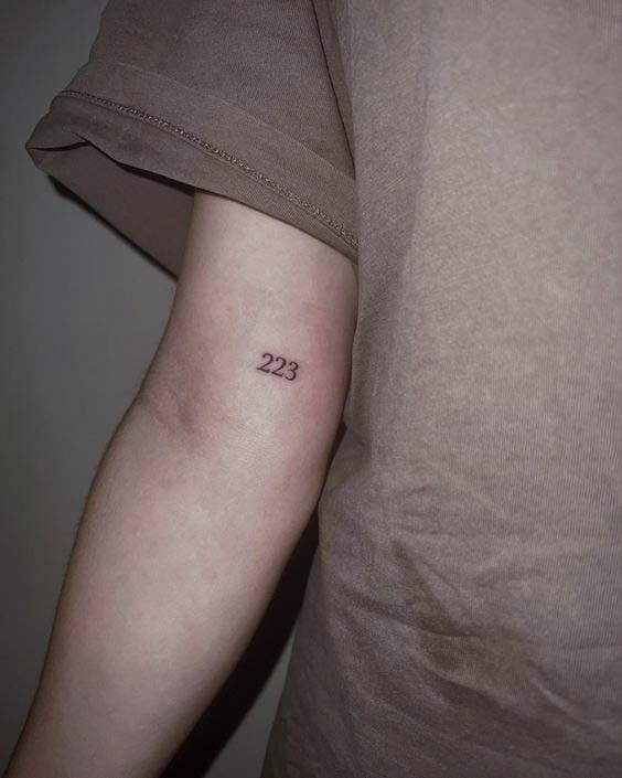 Petit tatouage avec un chiffre
