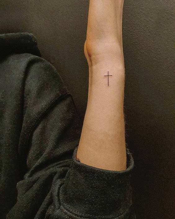 Petit tatouage croix