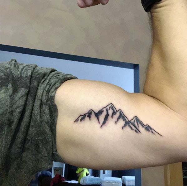 Petit tatouage montagne