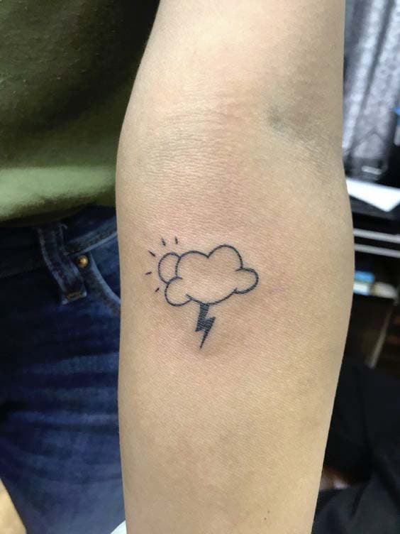 Petit tatouage nuage et d'éclair