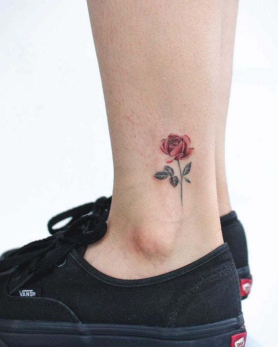 Petit tatouage rose rouge sur la cheville