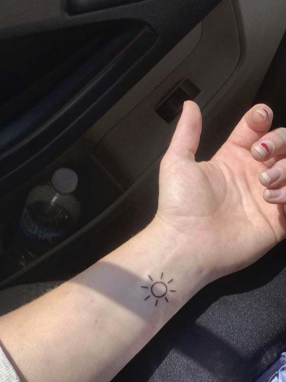 Petit tatouage soleil