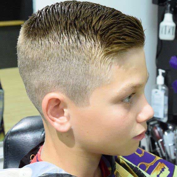 Petite coupe Quiff sur cheveux roux