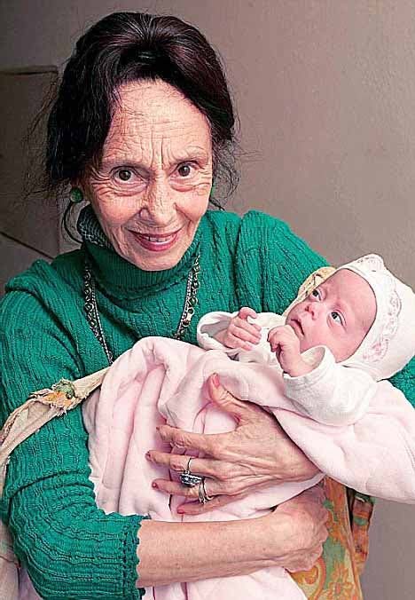 Photo d’Adriana Iliescu avec Eliza, quelque temps après sa naissance