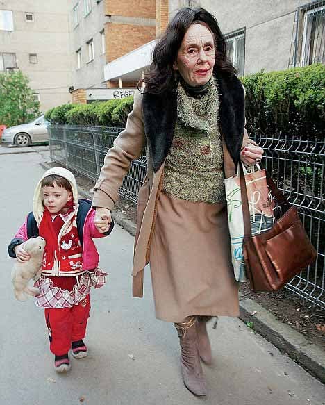 Photo d’Adriana Iliescu et sa petite fille Eliza marchant dans la rue main dans la main