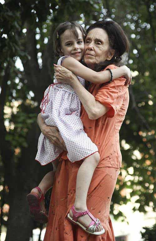 Photo d’Adriana Iliescu qui porte dans ses bras sa fille Eliza
