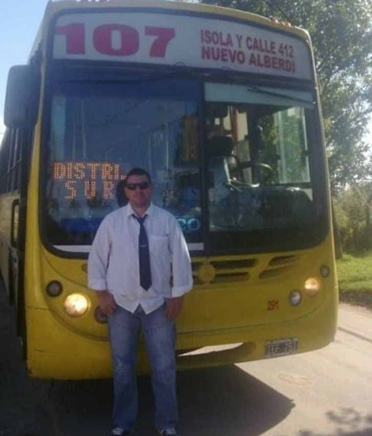 Photo de Juan Pablo devant un bus