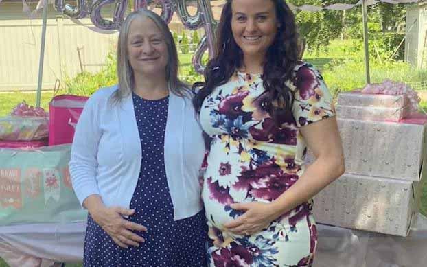 Photo de Kelsey et de sa maman Lisa, toutes les deux enceintes