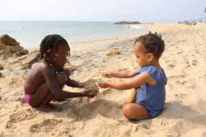 Photo de la petite Rayanna jouant sur la plage en compagnie d’une autre fillette