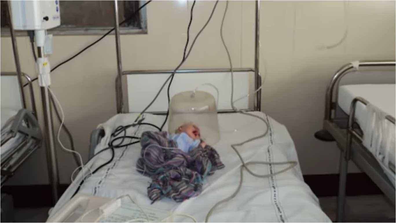 Photo du nouveau-né à l'hôpital où il a été abandonné