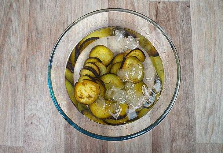 Placer les aubergines dans un récipient d’eau glacée pour arrêter la cuisson 