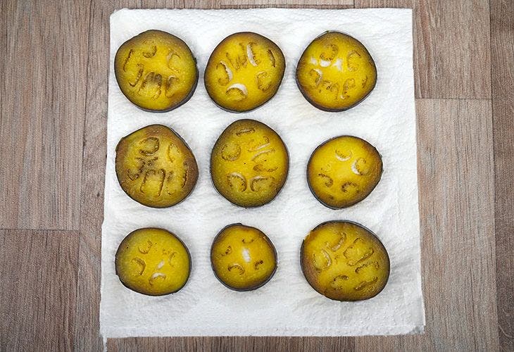 Placer les aubergines sur du papier absorbant 