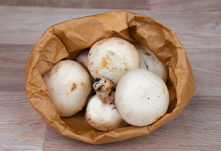 Placer les champignons dans du papier kraft