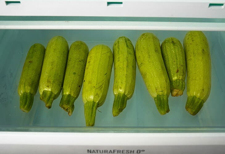 Placer les courgettes dans le bac à légumes