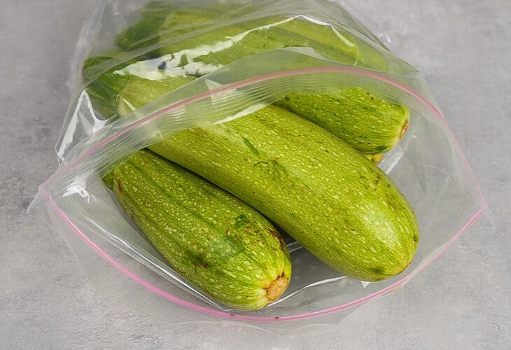 Placer les courgettes dans un sac hermétique ouvert