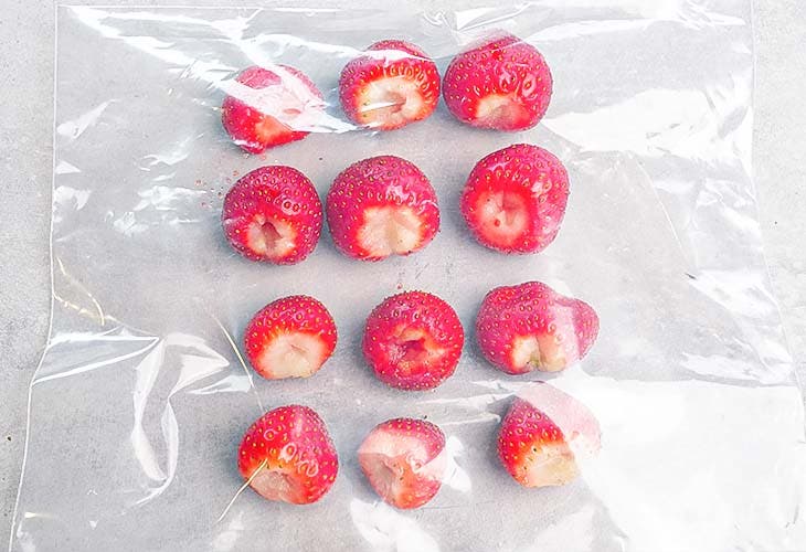 Placer les fraises dans un sac de congélation