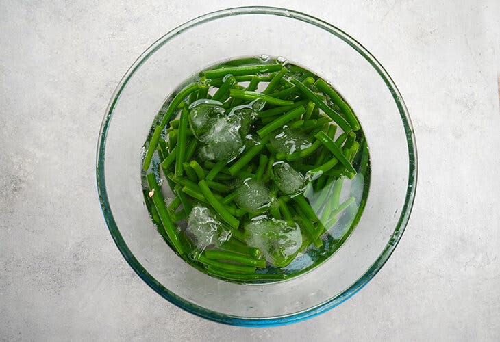 Placer les haricots verts dans un bain de glace