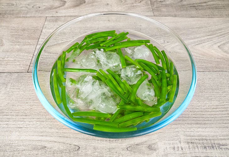 Placer les haricots verts dans un bain d’eau froide pour arrêter leur cuisson