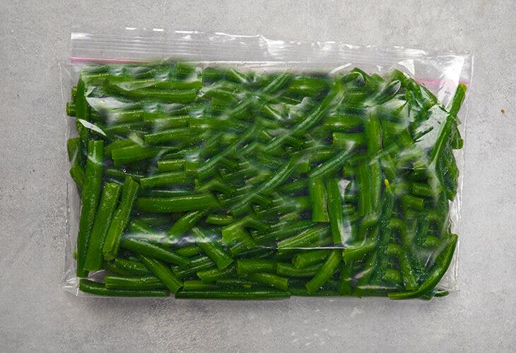 Placer les haricots verts dans un sac de congélation