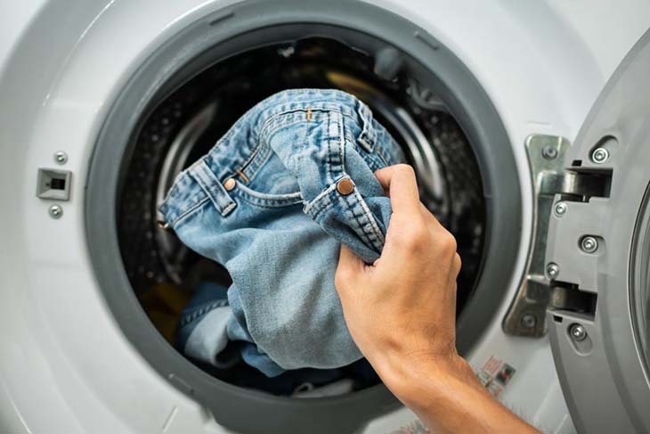 Placer un jean à la machine à laver. source : spm