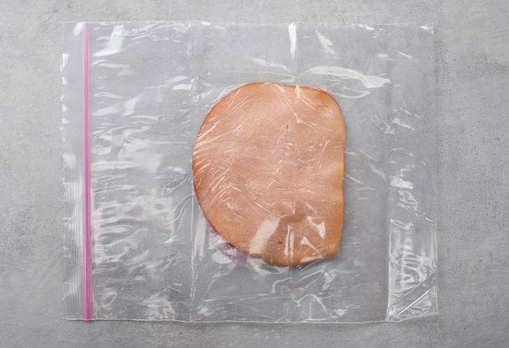 Placez le jambon dans un sac de congélation