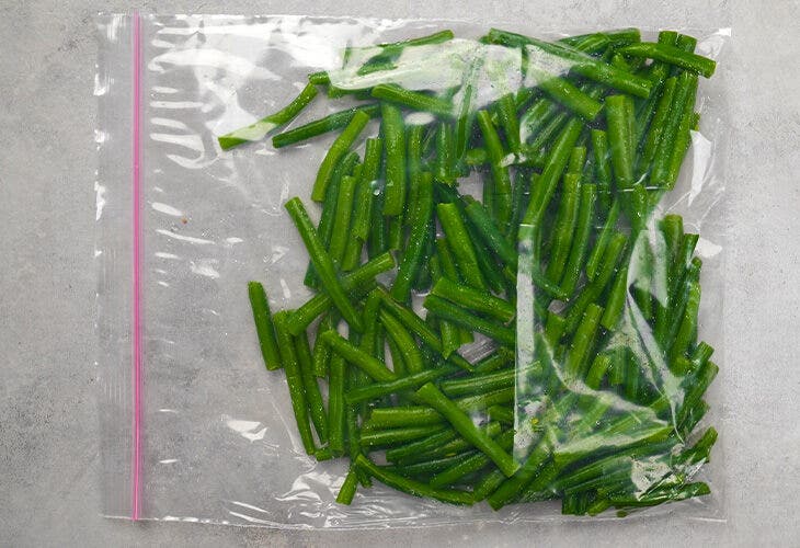 Placez les haricots verts dans un sac de congélation