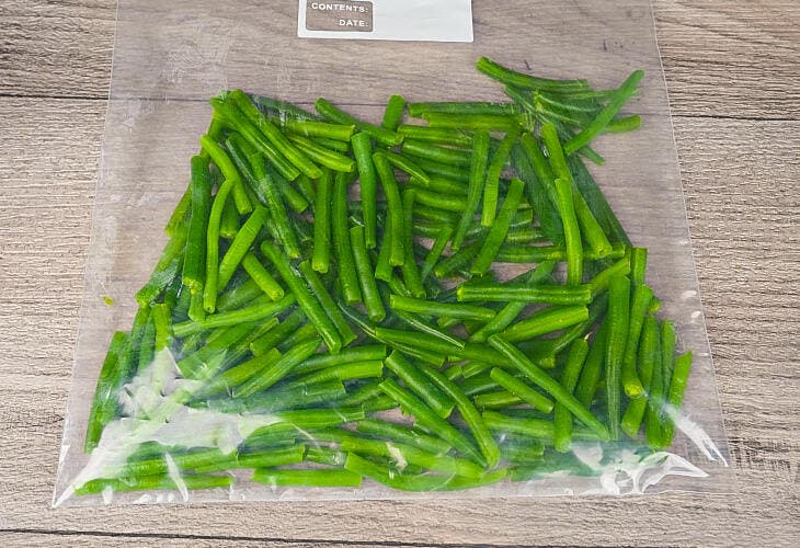 Placez les haricots verts dans un sac de congelation