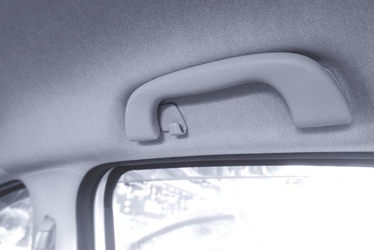 À quoi sert le crochet sur la porte de la voiture ?