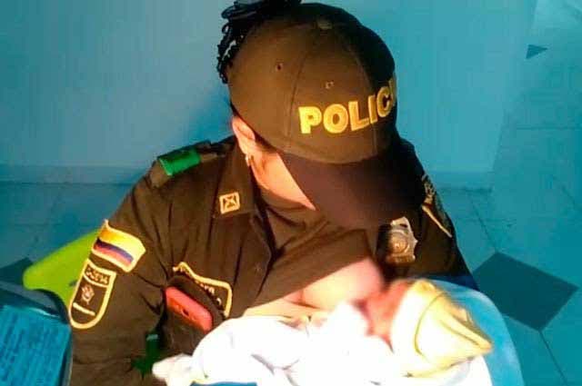 Policière qui allaite un bébé