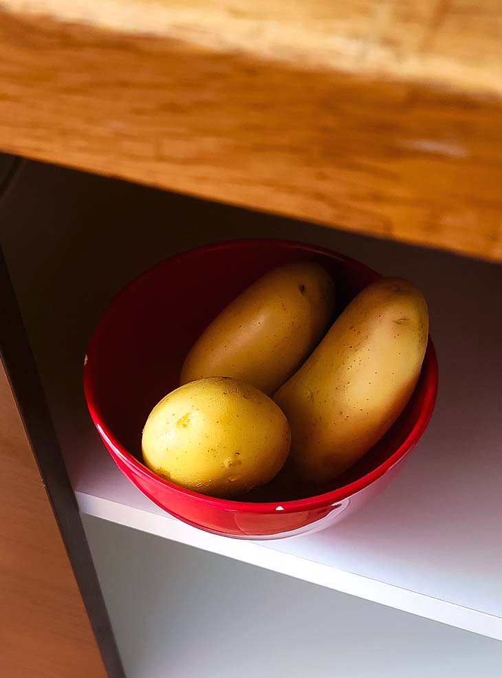 Pomme de terre dans l’armoire de la cuisine
