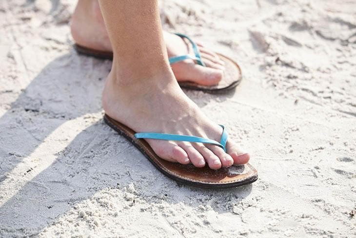 Porter des sandales à la plage