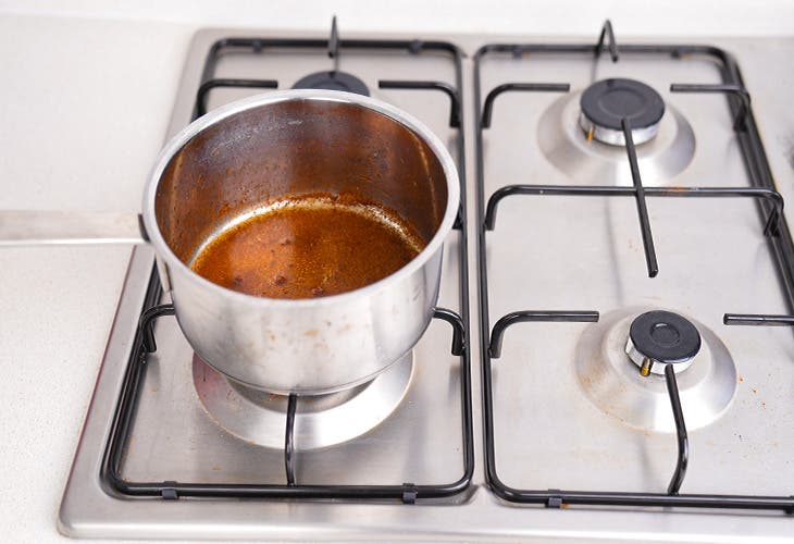 Porter le vinaigre à ébullition dans une casserole