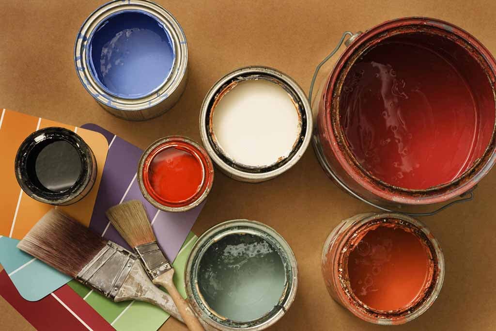 Pots de peinture de couleurs différentes
