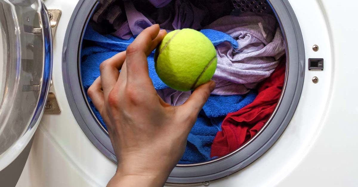 Pourquoi est-il conseillé de mettre une balle de tennis à chaque lavage en  machine ?