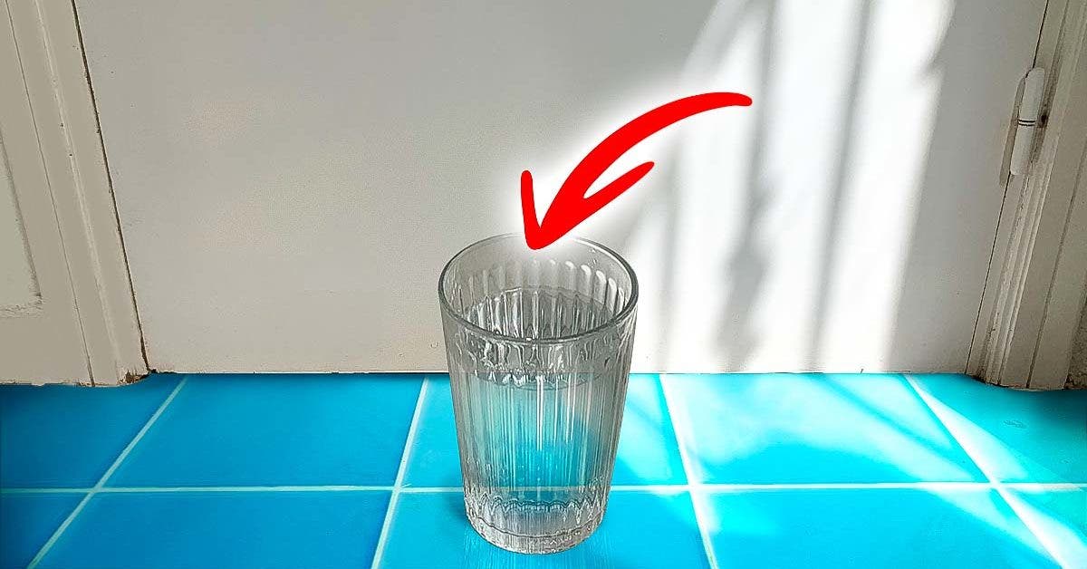 Pourquoi l'eau d'un verre plein enfle-t-elle au lieu de déborder ?